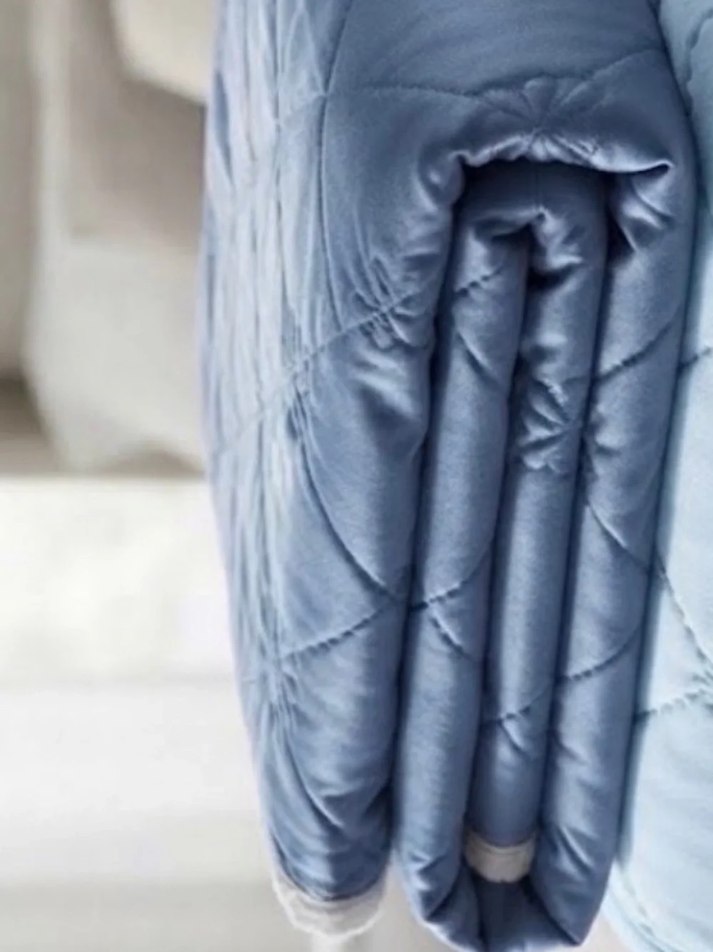 Reversible cooling and heating blanket